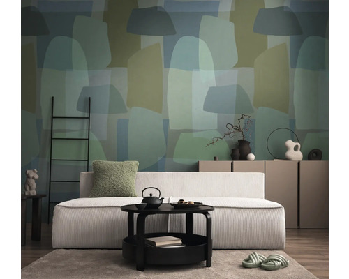 Woonkamer met bank, tafel, ladder en abstract behang