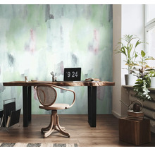 Kantoor met abstract behang, houten tafel en planten