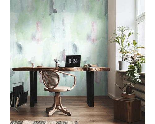 Kantoor met abstract behang, houten tafel en planten