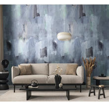 Woonkamer met abstract behangpatroon, bank en decoratieve elementen voor een stijlvol interieur.