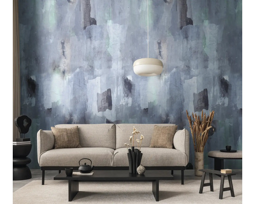 Woonkamer met abstract behangpatroon, bank en decoratieve elementen voor een stijlvol interieur.