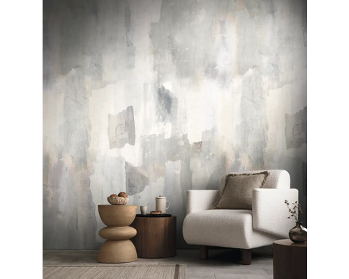 Woonkamer met fauteuil en behang met patroon