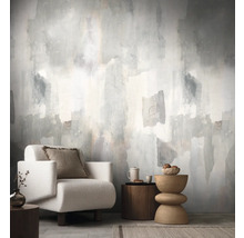 Woonkamer met abstracte muurschildering, fauteuil en bijzettafels