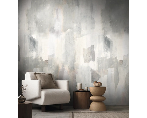 Woonkamer met abstracte muurschildering, fauteuil en bijzettafels