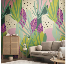 Woonkamer met bank, kast en wandbehang met plantenmotieven voor een heldere en georganiseerde sfeer.