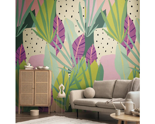 Woonkamer met bank, kast en wandbehang met plantenmotieven voor een heldere en georganiseerde sfeer.