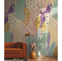 Woonkamer met oranje bank en behang met tropisch patroon