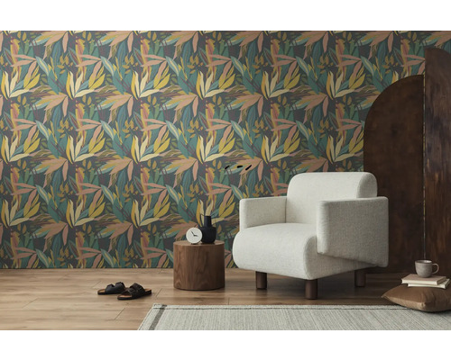 Woonkamer met behang met patroon, fauteuil en bijzettafel