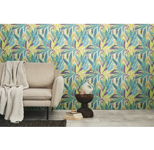 Kamerweergave met patroonbehang met een bloemmotief, bank, bijzettafel en decoratie.