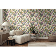 Woonkamer met fauteuil en wandbehang met bladerpatroon