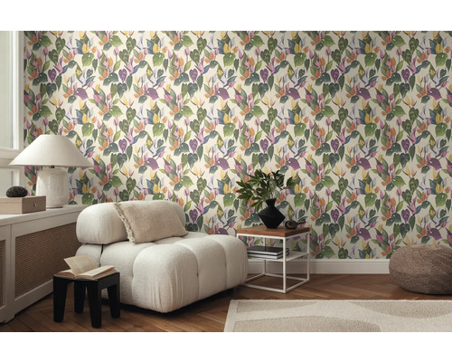 Woonkamer met fauteuil en wandbehang met bladerpatroon