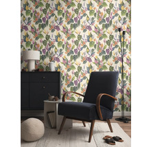 Woonkamer met patroonbehang, fauteuil, staande lamp en dressoir