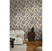 Woonkamer met bloemenbehang, bank en bijzettafel