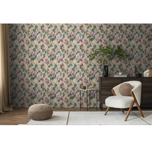 Kamerweergave met botanisch behang, fauteuil en dressoir