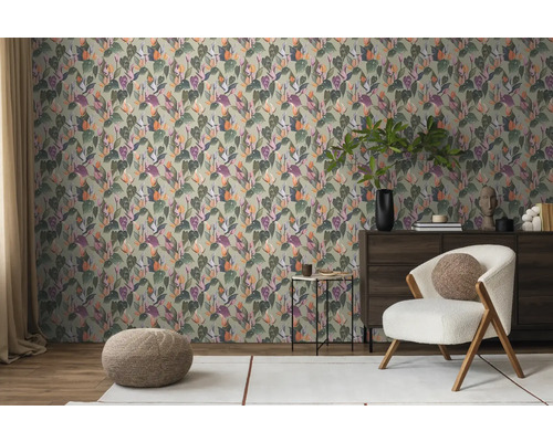 Kamerweergave met botanisch behang, fauteuil en dressoir