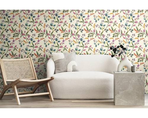 Woonkamer met patroonbehang, fauteuil en bank voor een gezellige sfeer.