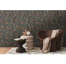 Scene met behang met patroon, fauteuil en decoratieve elementen voor een stijlvol interieur.