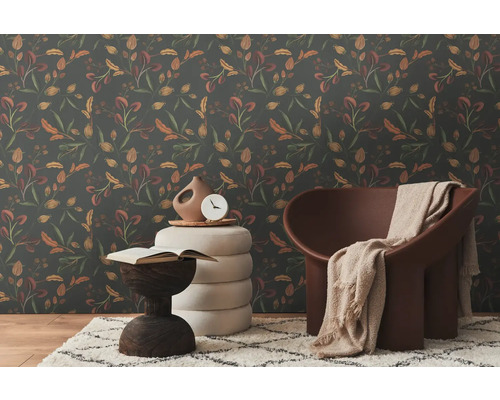 Scene met behang met patroon, fauteuil en decoratieve elementen voor een stijlvol interieur.