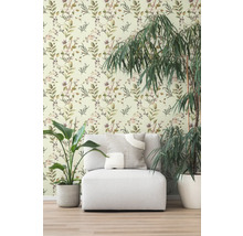 Woonkamer met bloemenbehang, fauteuil en kamerplanten