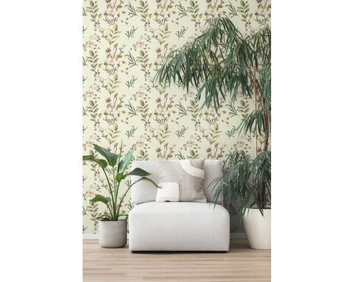 Woonkamer met bloemenbehang, fauteuil en kamerplanten