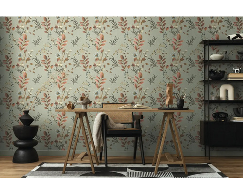 Een werkkamer met een bureau voor een muur met een bloemenbehang.