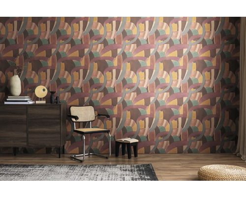 Kamer met behang met print, dressoir en stoel