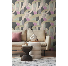 Woonkamer met patroonbehang, bank en bijzettafel