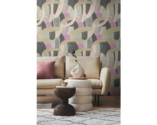 Woonkamer met patroonbehang, bank en bijzettafel