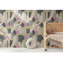 Scene met een gedessineerd behang, een vaas en een rotan stoel