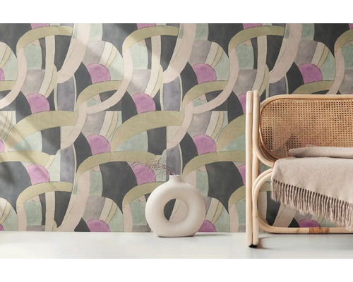 Scene met een gedessineerd behang, een vaas en een rotan stoel