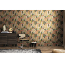 Woonkamer met dressoir, stoel en behang met grafisch patroon