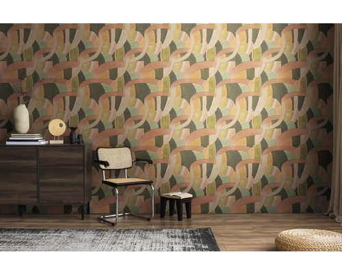 Woonkamer met dressoir, stoel en behang met grafisch patroon