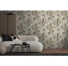 Woonkamer met patroonbehang, bank, tafel en kast