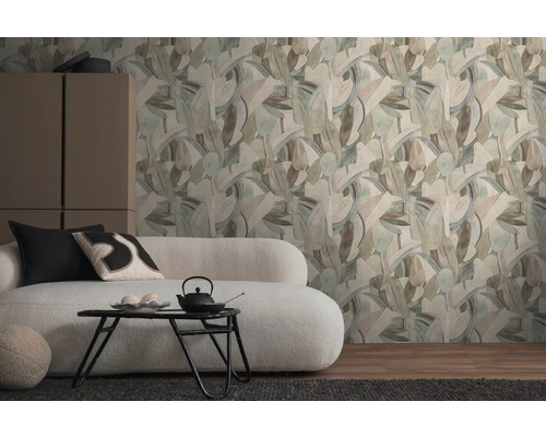 Woonkamer met patroonbehang, bank, tafel en kast