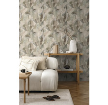 Woonkamer met bloemenbehang, bank en houten plank