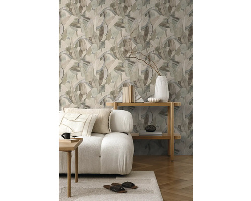 Woonkamer met bloemenbehang, bank en houten plank