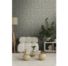 Gedecoreerde kamer met een wand met behang met dierenprint, een fauteuil, een salontafel en een staande lamp.