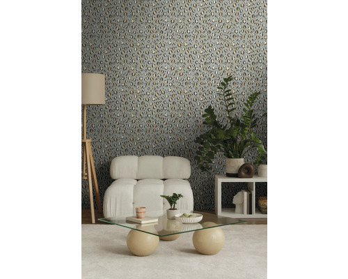 Gedecoreerde kamer met een wand met behang met dierenprint, een fauteuil, een salontafel en een staande lamp.