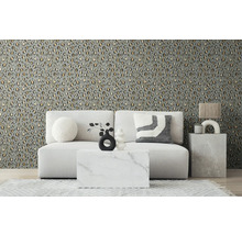 Decoratieve woonkamerscène met bank, tafel en behang met dierenpatroon