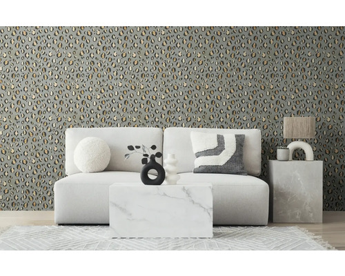 Decoratieve woonkamerscène met bank, tafel en behang met dierenpatroon