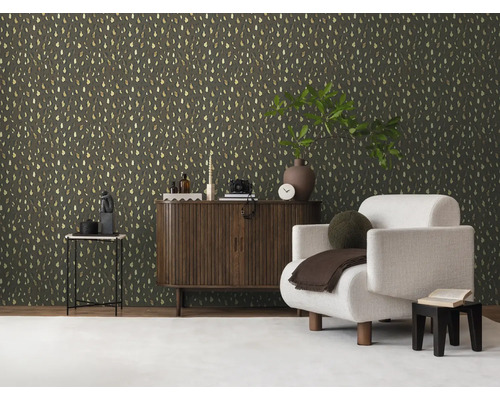 Woonkamer met patroonbehang, kast en fauteuil