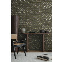 Kameroverzicht met patroonbehang, console en stoel