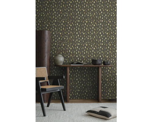 Kameroverzicht met patroonbehang, console en stoel