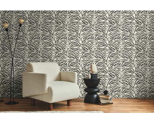 Kamer met fauteuil, bijzettafel en behang met zebrastrepenpatroon