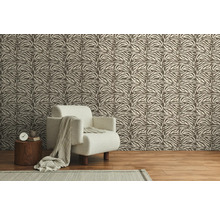 Kamer met behang met zebramotief, fauteuil en bijzettafel