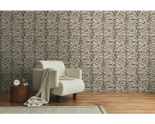 Kamer met behang met zebramotief, fauteuil en bijzettafel