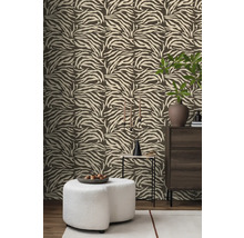 Interieur met patroonbehang, ladekast en decoraties