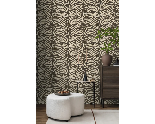 Interieur met patroonbehang, ladekast en decoraties