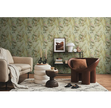 Woonkamer met bank, fauteuil, vloerkleed en decoratie voor een muur met junglebehang