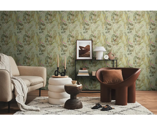 Woonkamer met bank, fauteuil, vloerkleed en decoratie voor een muur met junglebehang